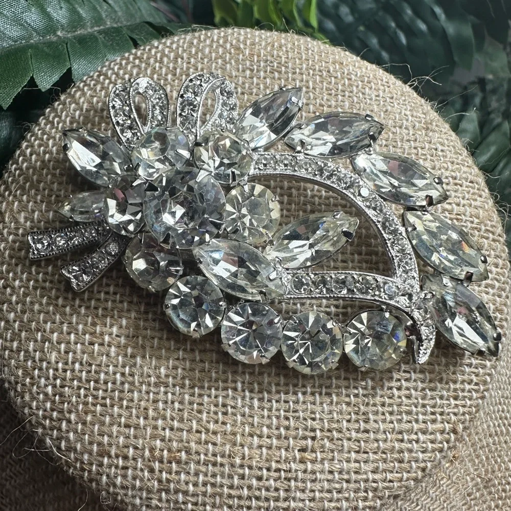 Elegant vintage Eisenberg Ice floral motif Brooch in Silver